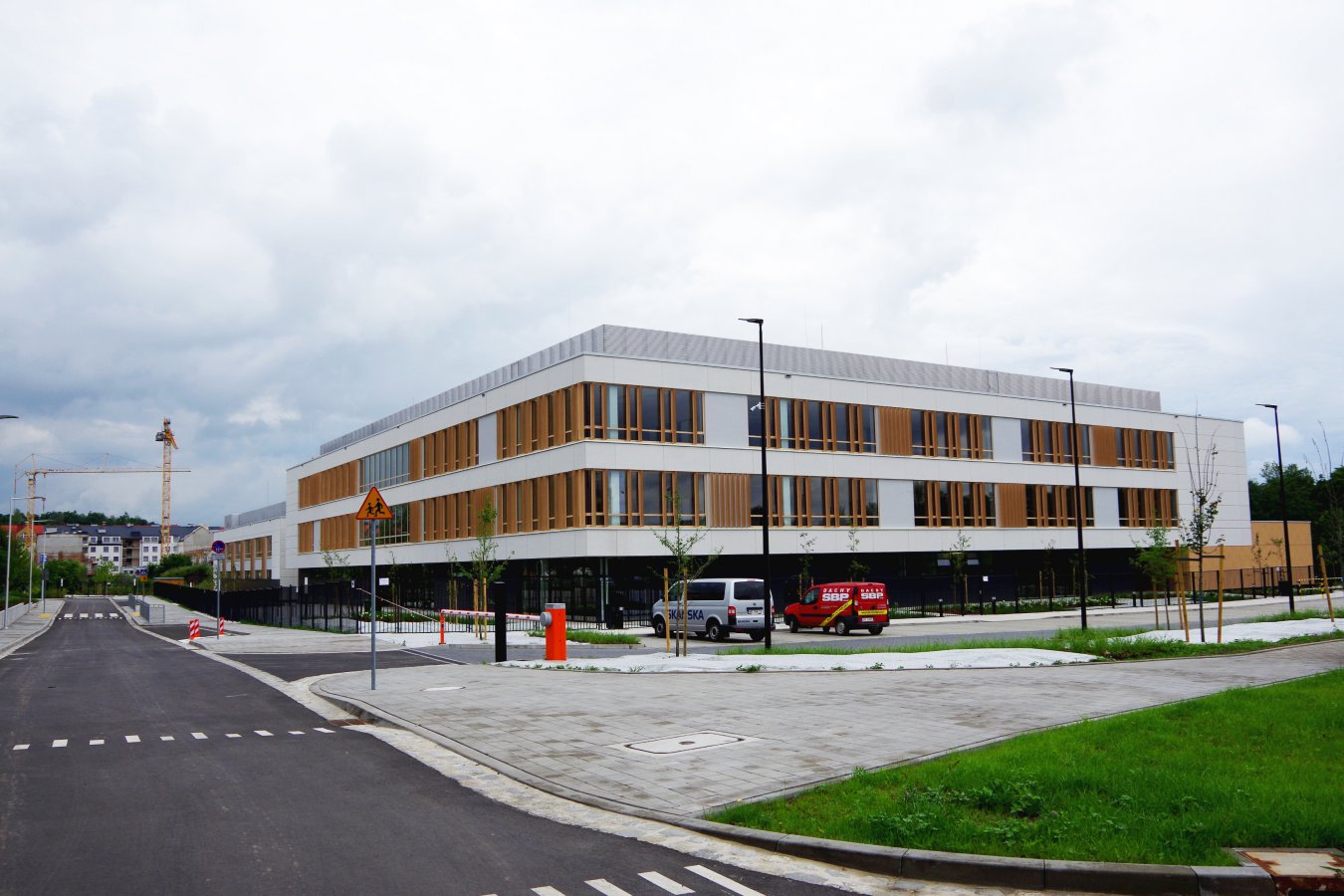 Zakończenie budowy Zespołu Szkolno - Przedszkolnego nr 21 przy ul. Kłodzkiej we Wrocławiu.